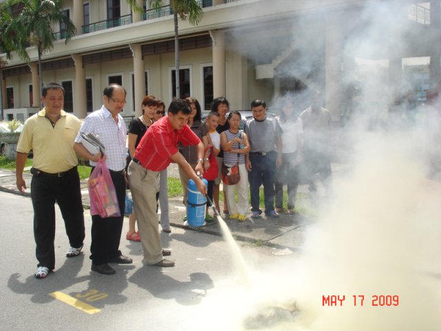 Ahli Majlis menunjuk cara memadam api dalam latihan mencegah kebakaran pada 17-5-2009